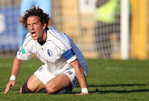 Magdeburgs Kapitän Daniel Bauer kniet am Boden. Mehrere vermummte Personen haben den Fußballer Daniel Bauer vom Viertligisten 1. FC Magdeburg an dessen Haustür bedroht. (FOTO: DAPD)