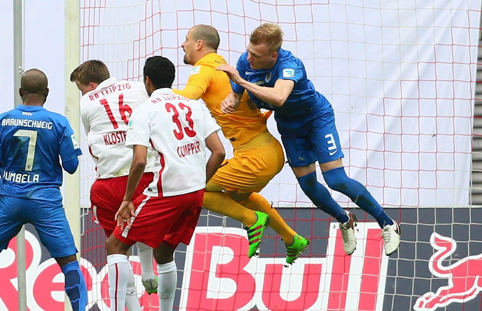 Gleich knallt's: In dieser Szene verletzte sich RB-Torhüter Fabio Coltorti im Zweikampf mit Braunschweigs Saulo Decarli (rechts).