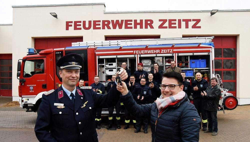 Kathrin Weber übergibt die Schlüssel an Heiko Herrmann.