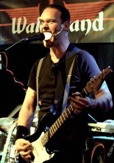 Daniel Strohmayer (Gitarre) von „Waldbrand“