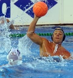 Der Deutsche Thomas Schertwitis (r) schießt den Ball über Boris Zlokovic (l) von Serbien-Montenegro (Foto: ANTONIO BAT, dpa)