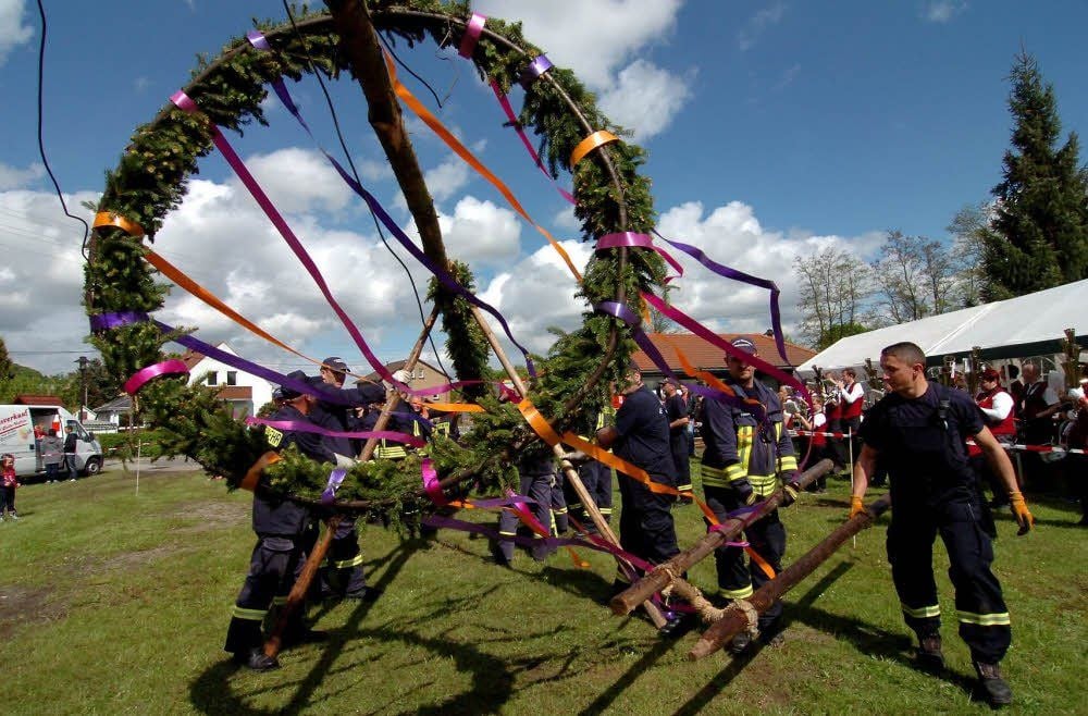 In Wetterzeube stellte die Freiwillige Feuerwehr den Pfingstbaum auf.