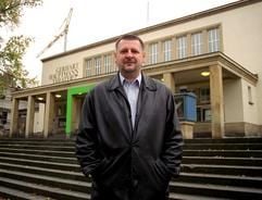 Der Intendant Roland May steht am 16.10.2002 vor dem Gerhart-Hauptmann-Theater in der südostsächsischen Stadt Zittau. Die 1802 gegründete Bühne, die in ihre 200. Spielzeit geht, ist mit 72 Mitarbeitern ein kleines leistungsfähiges Haus. Am 25. Oktober 1802 hatte sich zum ersten Mal der Vorhang im Stadttheater gehoben.