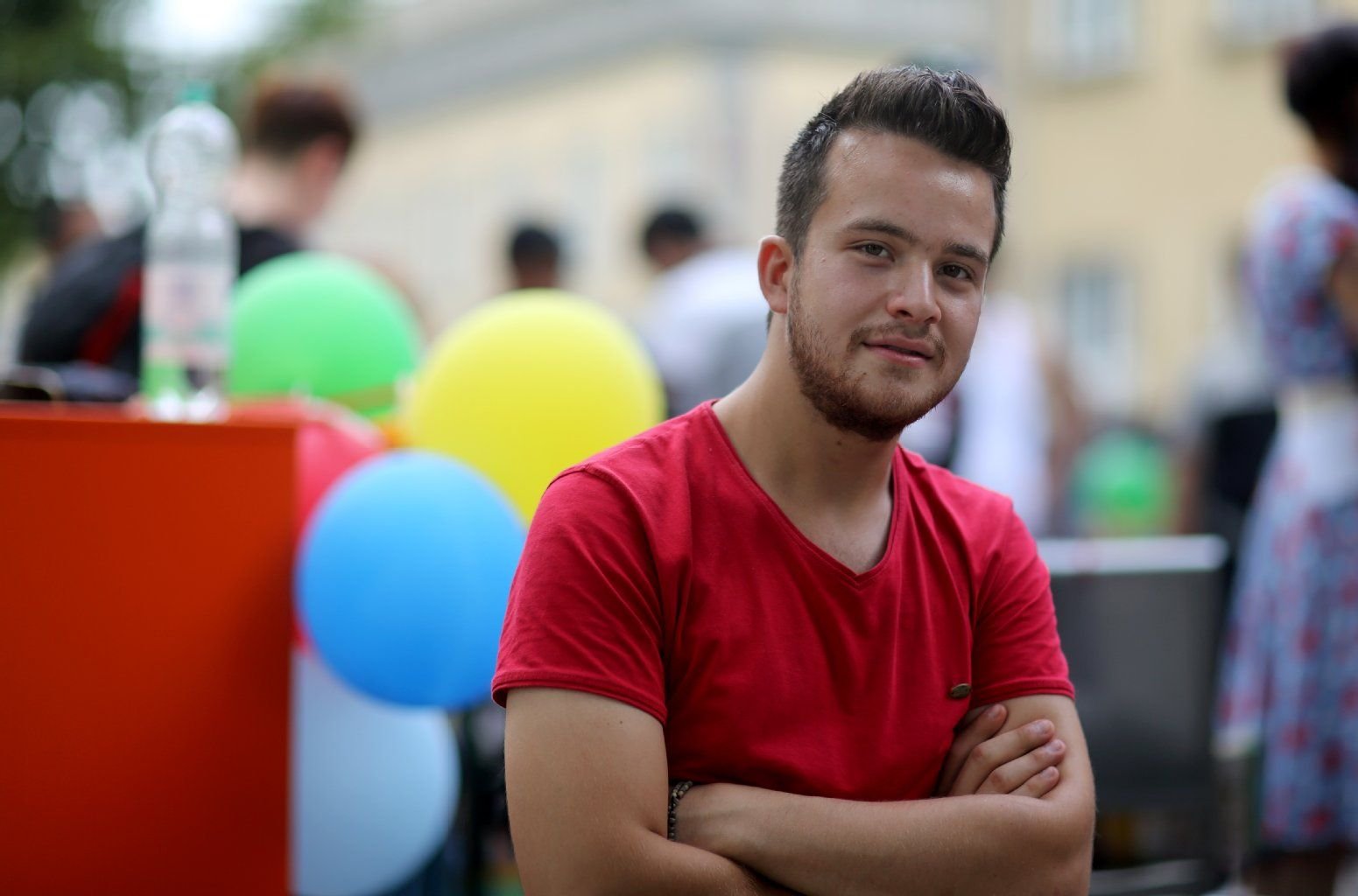 Saied aus Syrien sitzt vor der als Flüchtlingsunterkunft genutzten Ernst-Grube-Halle in Leipzig
