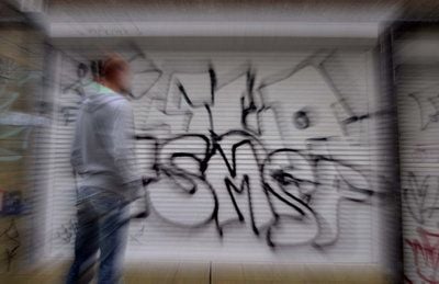 Graffito an einer Jalousie in Halle (FOTO: THOMAS MEINICKE)