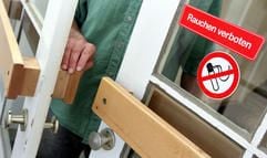 An der Eingangstür zu einem öffentlichen Gebäude in Briesen (Brandenburg) kleben Hinweisschilder zum Rauchverbot. (Foto: dpa)
