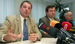 Oberstaatsanwalt Hans-Jürgen Neufang (l.) spricht neben Polizeipräsidenten Manfred Henze (M.) und Gerol Hübner (Leiter Zentrale Kriminaldienste) am Donnerstag (27.04.2006) in der Polizeidirektion Merseburg. (Foto: dpa)