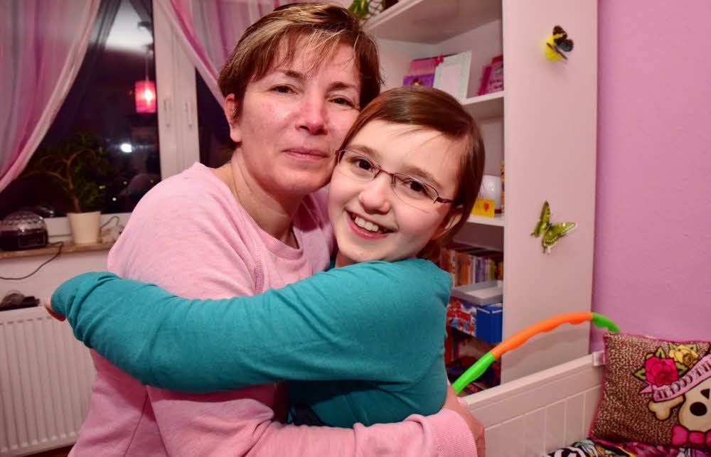 Sie sind ein Herz und eine Seele - Mutter Katalin und Tochter Antonia, die einen Tumor im Kopf hat und weiterhin nach Halle ins Krankenhaus fahren muss.
