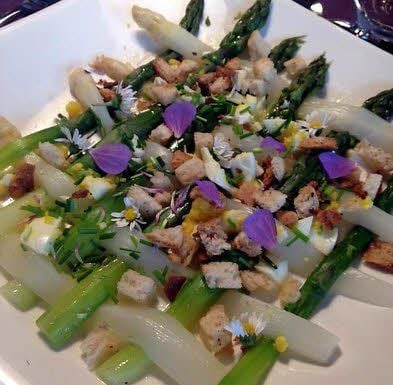 Gemeinsames Kochen bereitet Freude, egal ob vegetarische Gerichte wie Spargel oder Fleischspieße.