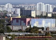 Blick auf Plattenbauten in Berlin-Marzahn. Hier hatte der Verurteilte fünf Mädchen vor ihren Häusern abgefangen und sich in Kellern an ihnen vergangen. (Archivfoto: dpa)