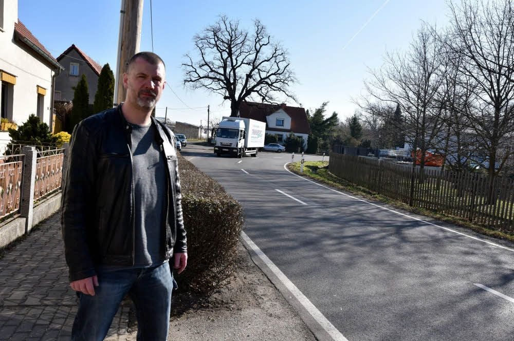 Andreas Winkler in der Muschwitzer Schmiedestraße. Er sagt, dass hier bergab gern gerast wird.