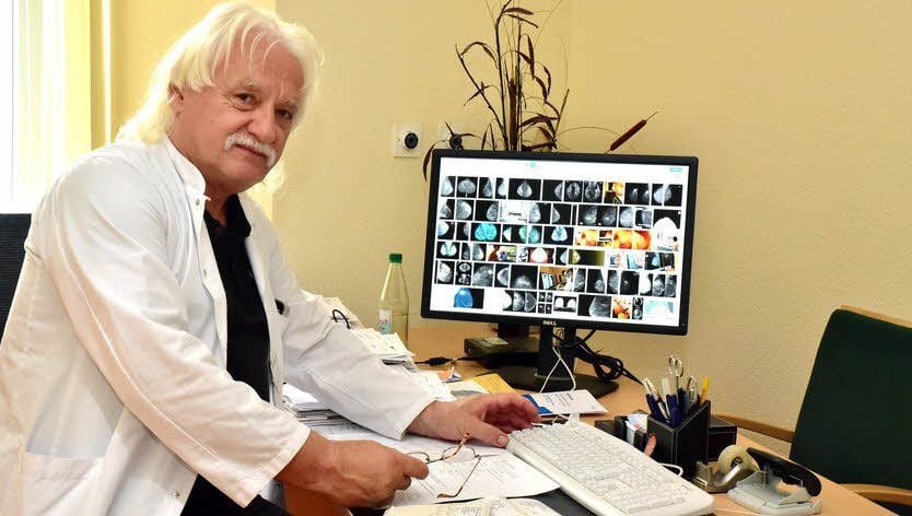 Wertet Röntgenaufnahmen aus: Chefarzt Dr. med. Dieter Lampe.