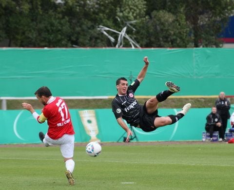 Martin Fenin (rechts, damals noch Eintracht Frankfurt) in akrobatischer Körperhaltung. (FOTO: STEFAN RÖHRIG)