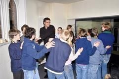 Spiele statt Lernstress - moderner Konfirmandenunterricht wie hier in der St. Johannis-Gemeinde in Hamburg-Harvestehude setzt auf Gemeinschaftserlebnisse. (Foto: dpa)