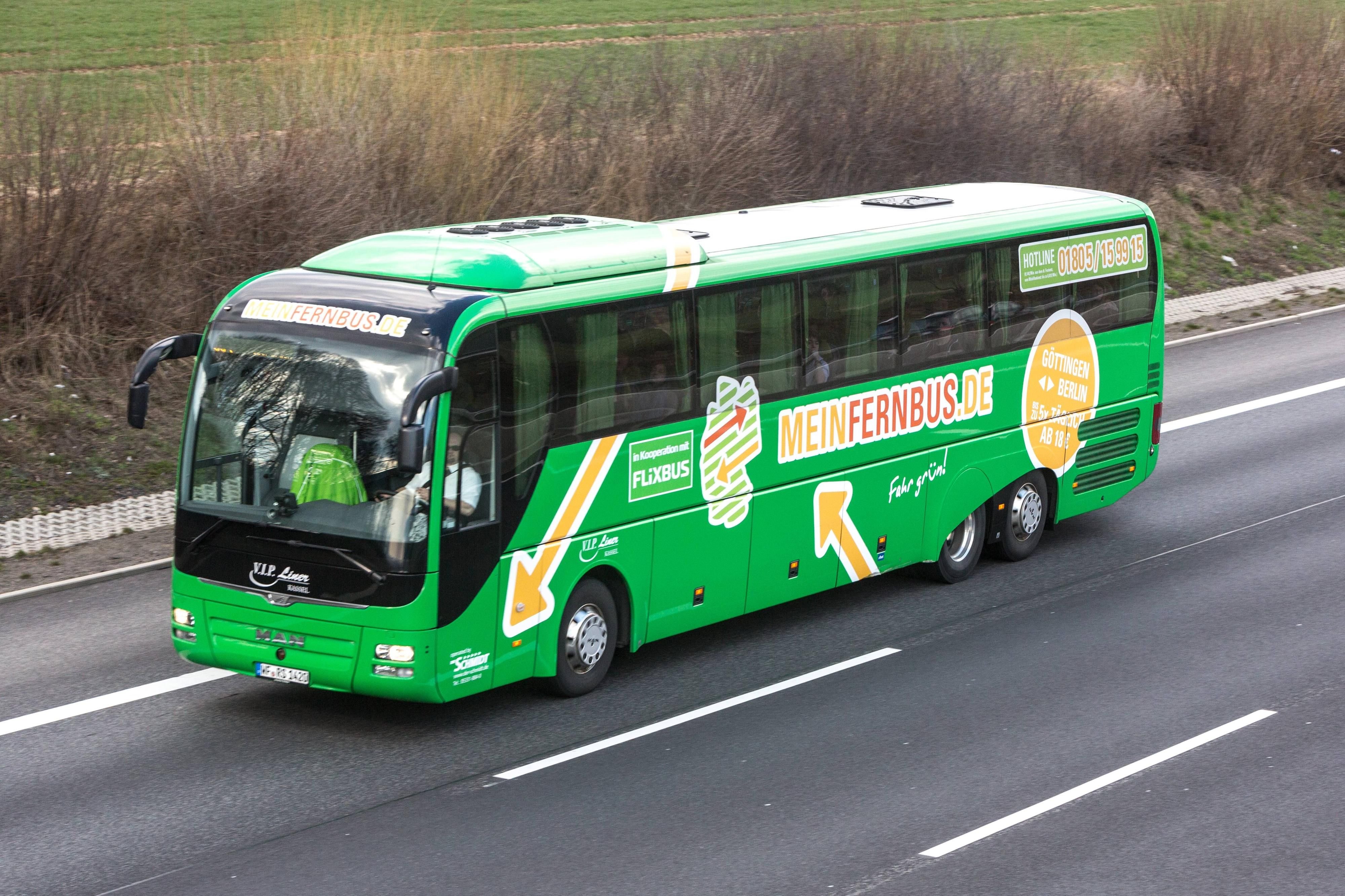 Fernbusse brauchen länger, sind dafür aber günstiger als etwa die Bahn.