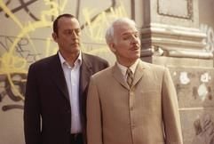 Ponton (Jean Reno, l) und Inspektor Clouseau (Steve Martin) in einer Szene aus dem Film «Der rosarote Panther». (Foto: dpa)