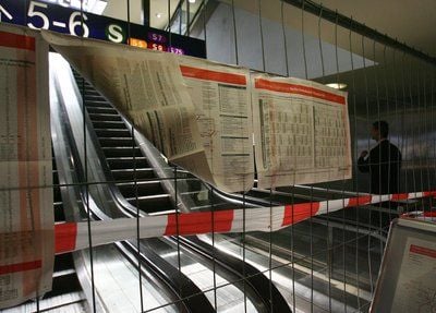 Blick auf einen mit Gitter abgesperrten S-Bahn-Eingang im Bahnhof Friedrichstraße in Berlin (FOTO: DPA)