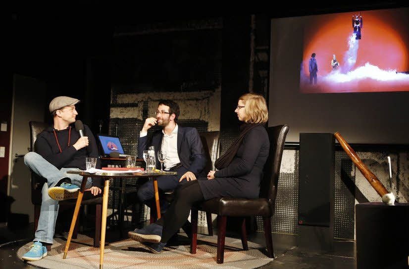 Jan Kersjes im Gespräch - gemeinsam mit Sabeth Braun und David Ortmann (Mitte) im Alten Theater Dessau.