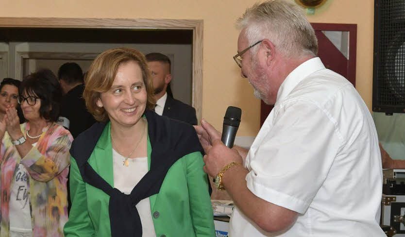 Andreas Mrosek begrüßt Beatrix von Storch in Dessau.