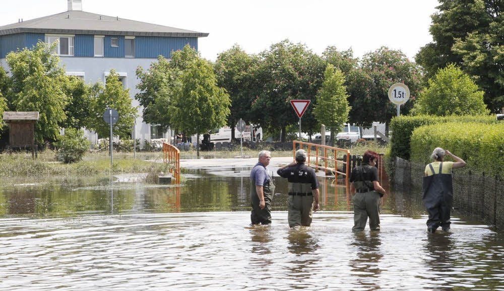 Sonnabend vor der Schlenzebrücke in Friedeburg, von der sich das Wasser über Nacht zurückgezogen hat. Das Aufräumen ist im Gange.