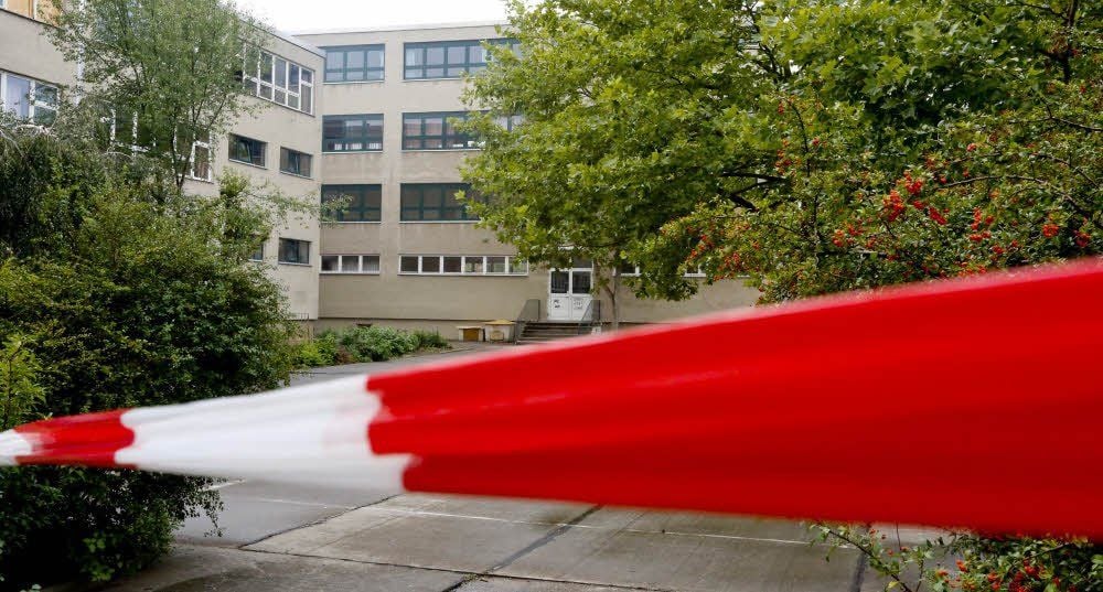 Die geteilte Schule: Der östliche Gebäudeflügel ist gesperrt, steht auf der Abrissliste der Stadt. Auch im genutzten Teil sehen Eltern Baubedarf.