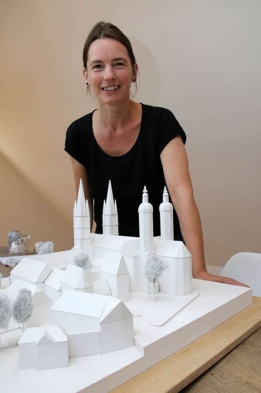 Regine Hartkopf mit dem Modell des Naumburger Doms im Maßstab 1:200. Das Modell ist aus Pappe und Holz, die Fertigung hat rund drei Wochen gedauert. Die Baumkronen sind aus Stahlwolle gefertigt.