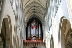 Blick auf die neue Orgel im Dom «Sankt Katharina und Sankt Mauritius» in Magdeburg. Mitarbeiter der traditionsreichen Potsdamer Orgelbaufirma Schuke errichteten die neue große Hauptorgel mit 93 Registern auf der Westempore des größten Gotteshauses der Elbestadt. Am 18. Mai 2008 soll die zwei Millionen Euro teure Orgel geweiht werden. Die alte Hauptorgel war bei einem Bombenangriff im Jahr 1945 völlig zerstört worden. (Foto: dpa)