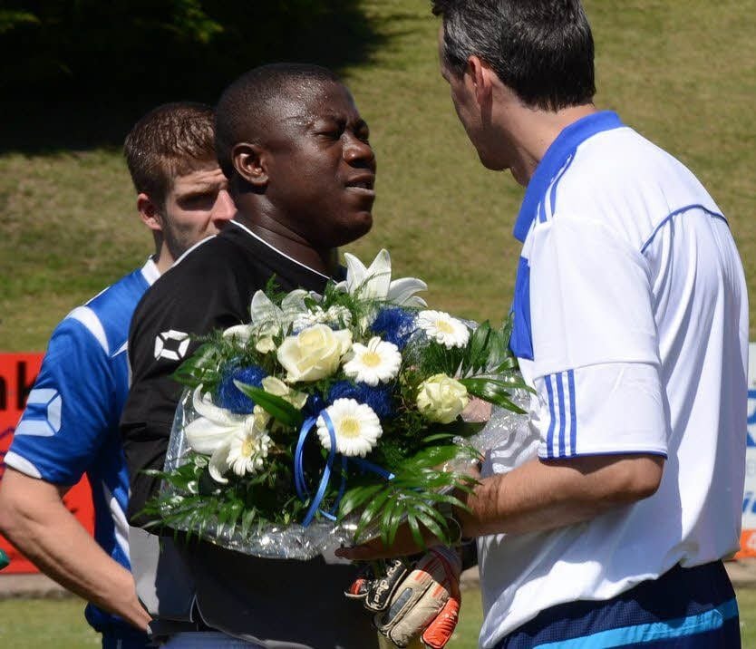 Trainer Frank Pfefferle hat seinen Keeper Emile Houndjo mit einem Blumenstrauß verabschiedet.