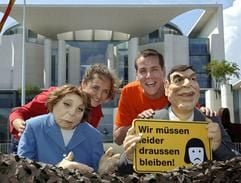 Die Stimmen-Imitatoren der CDU-Vorsitzenden Angela Merkel, Anne Onken (l), und des Bundeskanzlers Gerhard Schröder, Elmar Brandt, vor dem Bundeskanzleramt. (Foto: dpa)