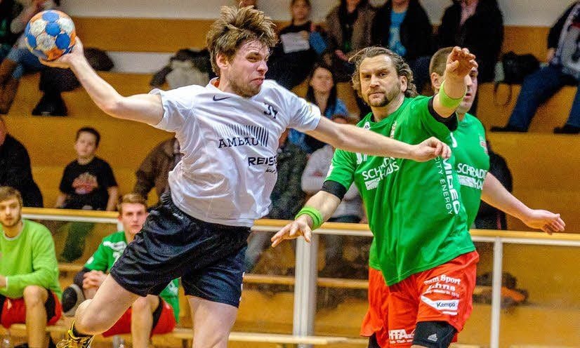 Robert Giese (am Ball) war gegen Magdeburg bester Torschütze des HBC. Am Samstag stehen die Wittenberger auswärts Wernigerode gegenüber.