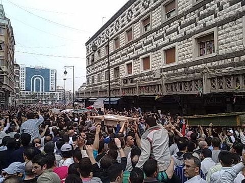 Ein Beerdigungszug in der Innenstadt von Homs aufgenommen mit einem Foto-Handy eines Demonstranten (Syrien). (FOTO: AFP)