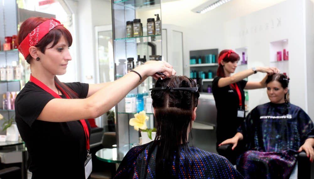 Die Preise für Haarschnitte könnten durch den Mindestlohn für Friseure deutlich steigen – auch in einigen Salons in Halle.
