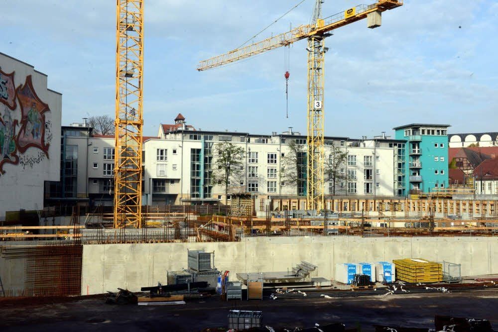 Bauarbeiten für Halles neues Finanzamt an der Spitze. Im Hintergrund: Wohnhäuser. Eine Immobilienfirma klagte wegen „unzumutbarer Lärm- und Geruchsimmissionen“ für die Bewohner.