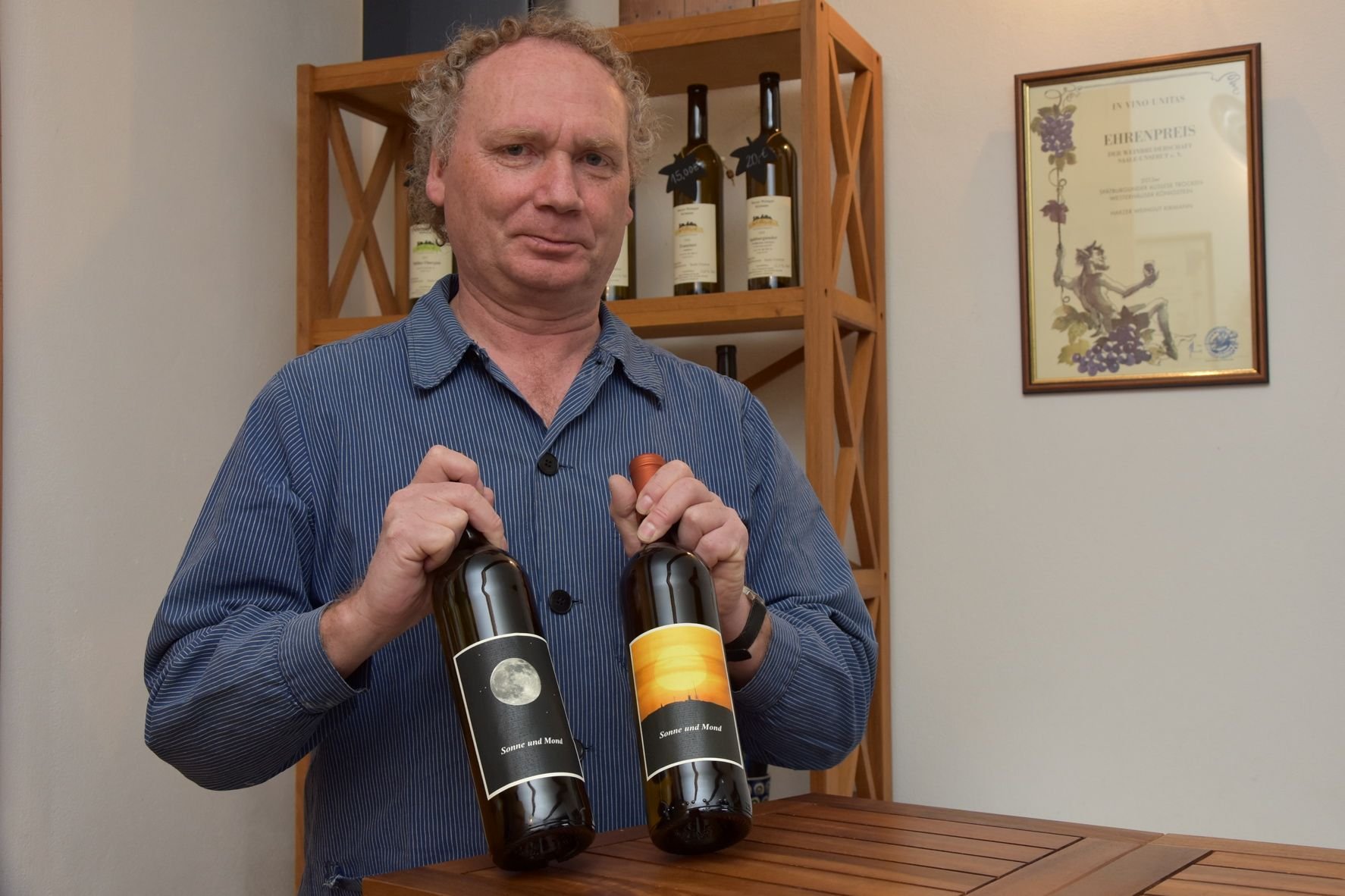 Matthias Kirmann bietet Sonnen- und Mondwein des Jahrgangs 2017 an.