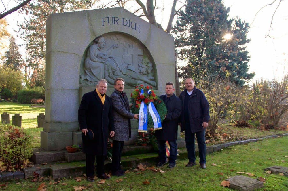 Mitglieder der Stadtratsfraktion ALL/AfD in Zeitz legten auf dem Michaelisfriedhof einen Kranz nieder.