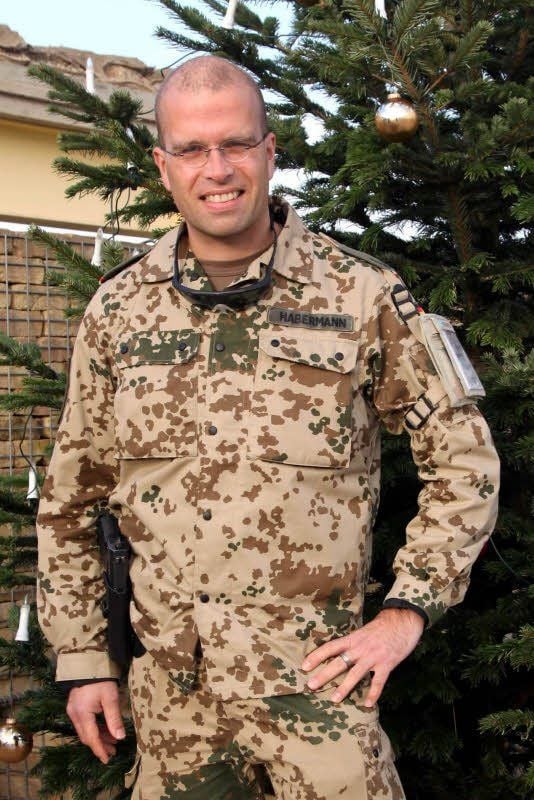 Robert Habermann vorm Weihnachtsbaum in Afghanistan.