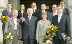 Beim Gruppenfoto der neuen Landesregierung von Sachsen-Anhalt posieren die Minister (v. l.), Holger Hövelmann (SPD, Inneres), Petra Wernicke (CDU, Agrar), Angela Kolb (SPD, Justiz), Wolfgang Böhmer (CDU), Ministerpräsident von Sachsen-Anhalt, Rainer Robra (CDU, Chef der Staatskanzlei), Rainer Haseloff (CDU,Wirtschaft), Gerlinde Kuppe (SPD, Soziales), Karl-Heinz Daehre (CDU, Verkehr), Jens Bullerjahn (SPD, Finanzen) und Jan-Hendrik Olbertz (parteilos, Kultus) gemeinsam am Montag (24.04.2006) vor der Staatskanzlei von Sachsen-Anhalt in Magdeburg. (Foto: dpa)