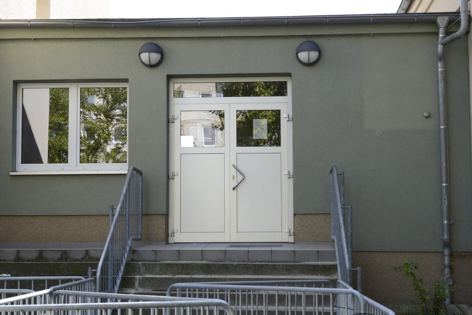Das Sozialamt im Stadtteil Halle-Silberhöhe nach dem Ansturm am Montagmorgen.