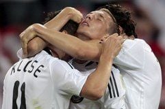 Lukas Podolski (M.) wird von seinen Teamkollegen Miroslav Klose (l.) und Mario Gomez nach dem 1:0 beglückwünscht. (Foto: dpa)