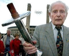 Der 94jährige Siegfried Eifrig präsentiert am 30.06.2004 vor dem Olympiastadion in Berlin die Originalfackel mit Resten des Magnesium-Brennstabes von 1936 (Archivfoto vom 30.06.2004).