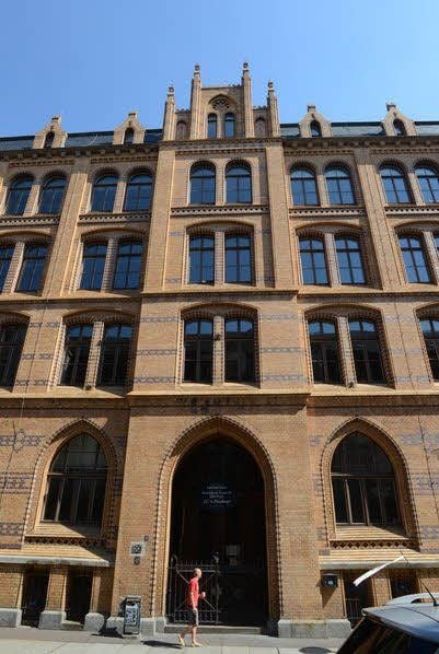 Die Dreyhauptschule am Hallmarkt.