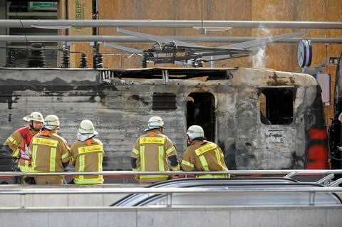 Wegen einer brennenden E-Lok ist der Berliner Ostbahnhof am Dienstagnachmittag komplett geraeumt worden. (FOTO: DAPD)