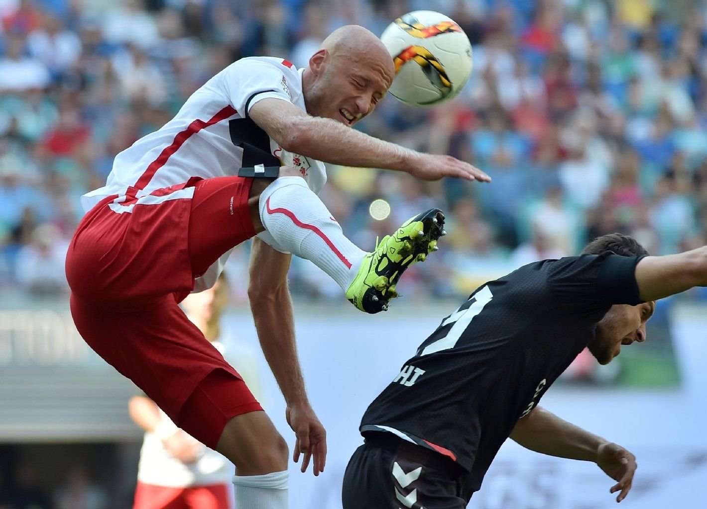 FC St. Pauli in Leipzig: Leipzigs Tim Sebastian (l.) und St. Paulis Enis Alushi kämpfen um den Ball.
