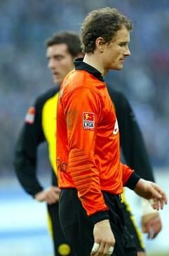 Jens Lehmann trottet nach seinem Platzverweis vom Feld. (Foto: dpa)
