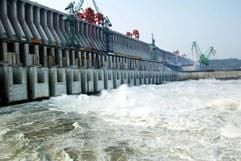 Nach fast einem Jahrzehnt Bauzeit wurden erstmals die Schleusentore des Drei-Schluchten-Staudammes am Jangtsein Zentralchina geschlossen, um das Wasserreservoir zu füllen. (Foto: dpa)