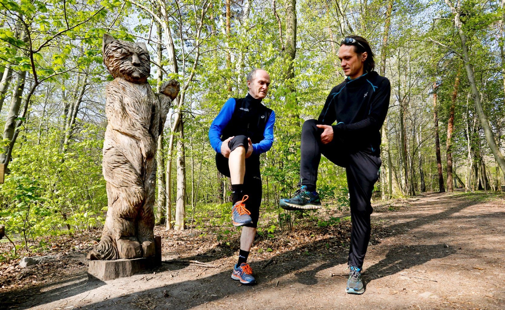 MZ-Redakteur Jan-Ole Prasse mit Doppelolympiasieger Waldemar Cierpinski.