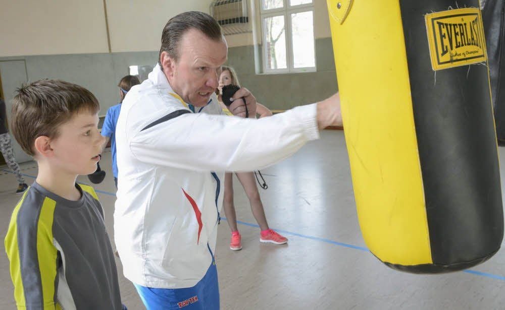 Boxtrainer Jens Wenzel zeigt Max Groha aus er sechsten Klasse der Freien Schule Anhalt Grundtechniken des Boxens.