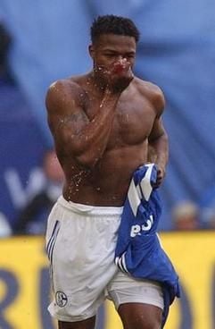 Emile Mpenza - hier noch als Spieler von Schalke 04 - nimmt nach einem Tor im März vergangenen Jahres eine Erfrischung. (Foto: dpa)
