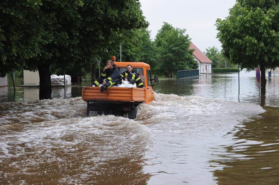 Helfer verteilen Sandsäcke an die Anwohner.