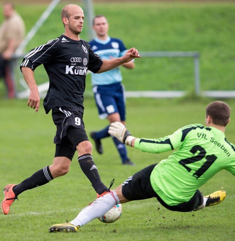 Rotations Alexander Große (links) lässt VfL-Torhüter Peter Göth keine Chance.